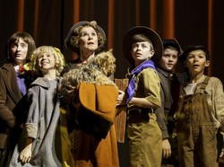 Imelda Staunton Pentaskan Musikal Gypsy di London
