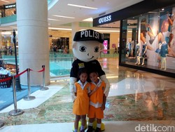 Pameran Kepolisian Dibuka, Anak-anak TK ini Asik Foto Bareng Polisi