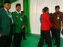 Jokowi Tiba di Arena Muktamar VIII PPP, Lalu Cipika Cipiki dengan Mbah Moen