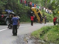 Angkudes Anjlok Karena Kehabisan Bensin, 7 Orang Terluka