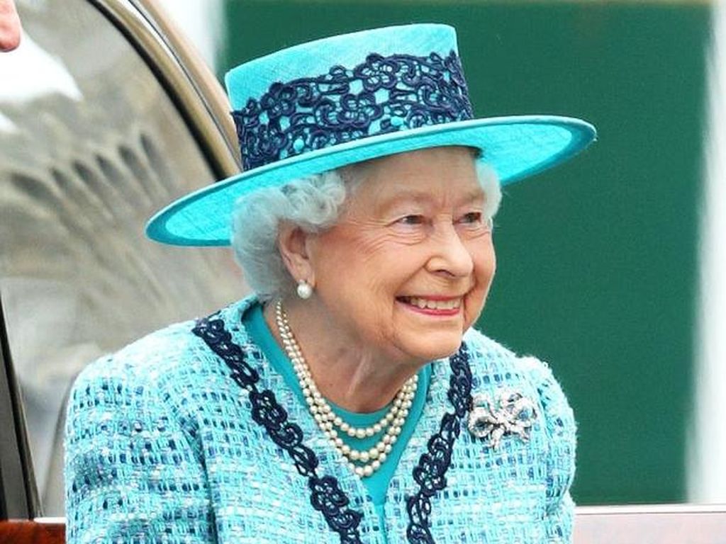 Ratu Elizabeth II Pakai HP Samsung dan Hanya 2 Orang yang Bisa Telepon
