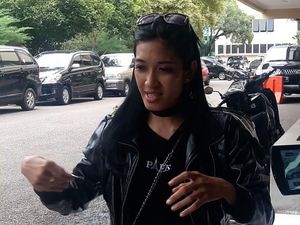 Model Majalah Pria Dewasa ini Menangis di Kantor Polisi, Mengaku Korban Hipnotis Model Majalah Pria Dewasa ini Menangis di Kantor Polisi, Mengaku Korban Hipnotis