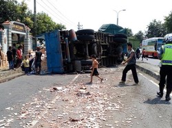 Truk Gandeng Muat Ribuan Kardus Minuman Terguling, Tutup By Pass Mojokerto
