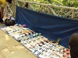 Melihat Jembatan Penyeberangan di Jakarta yang Meriah dengan Tukang Dagang