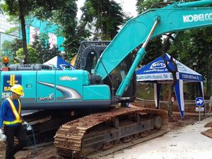Saat Alat-Alat Berat Mulai Bergerak Kerjakan Simpang Susun Semanggi Saat Alat-Alat Berat Mulai Bergerak Kerjakan Simpang Susun Semanggi