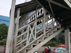 Mungkin ini Alasan Orang Indonesia Malas Naik Jembatan Penyeberangan