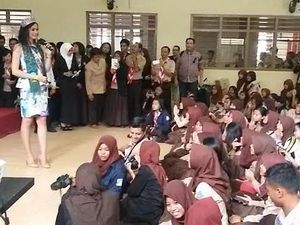 Putri Indonesia Ingatkan Bahaya Narkoba ke Pelajar Putri Indonesia Ingatkan Bahaya Narkoba ke Pelajar
