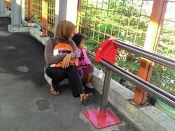 Bangku Jemuran Handuk di Stasiun dan Ketepatan Waktu Commuter Line