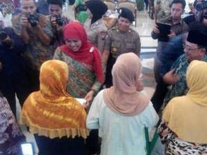 Mensos bagi-bagi SIM C ke Warga Kurang Mampu