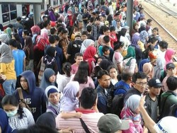 Lokomotif Mogok, Ada Penumpukan Penumpang KRL di Stasiun Tanah Abang