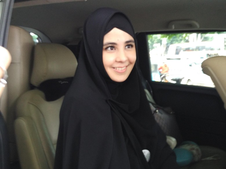 Beredar Foto Dirinya Lepas Hijab, Risty Tagor Dianggap 