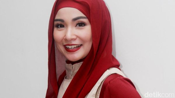 Gaya Soraya Larasati Berhijab Merah