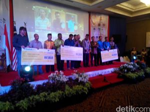 Dorong TKI Lewat Jalur Legal, KJRI Kuching Beri Penghargaan ke Pekerja