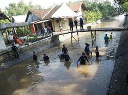 Ratusan Santri Bersih-bersih Sungai Peringati Hari Air