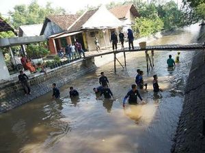 Ratusan Santri Bersih-bersih Sungai Peringati Hari Air Ratusan Santri Bersih-bersih Sungai Peringati Hari Air