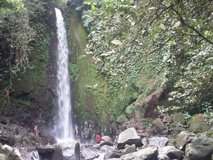 Pesona Air Terjun Titian Batu Kawangan di Lombok Tengah