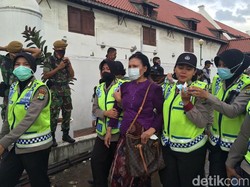 Ratna Sarumpaet Diamankan Polwan, Dibawa ke Luar Pasar Ikan Luar Batang