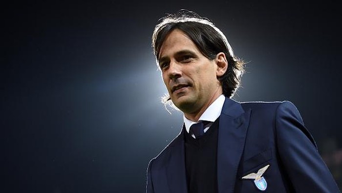 PALERMO, ITALY - APRIL 10:  Head coach Simone Inzaghi of Lazio looks on during the Serie A match between US Citta di Palermo and SS Lazio at Stadio Renzo Barbera on April 10, 2016 in Palermo, Italy.  (Photo by Tullio M. Puglia/Getty Images)