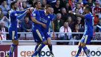 Para pemain Leicester merayakan gol. Dengan kemenangan ini, Leicester kini unggul 7 angka dari Tottenham Hotspur di posisi kedua. Russell Cheyne/Reuters/detikFoto.