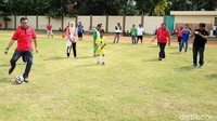 Menpora Imam Nahrawi melakukan kick off pertanda dimulainya turnamen sepak bola Grapssi Baznas Menpora Cup 2016.