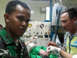 Polisi ini Bantu Anggota TNI yang Istrinya Melahirkan di Dalam Mobil di Rawamangun