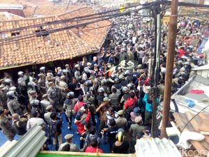 Tolak Penertiban, Warga Luar Batang Lempar Kayu dan Batu ke Polisi