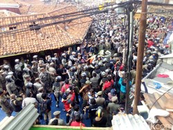 Tolak Penertiban, Warga Luar Batang Lempar Kayu dan Batu ke Polisi