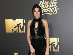 Alasan Kendall Jenner Tak Suka Foto Selfie Seperti Kim Kardashian