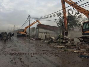 Di Tengah Hujan, 2 Alat Berat Mulai Tertibkan Pasar Ikan Luar Batang