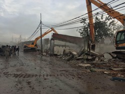 Di Tengah Hujan, 2 Alat Berat Mulai Tertibkan Pasar Ikan Luar Batang