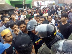 Tolak Penertiban Luar Batang, Warga Dorong-dorongan dengan Satpol PP