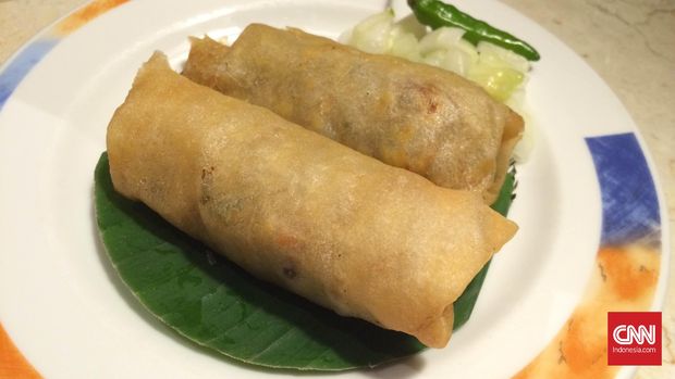 Lumpia Mutiara, lumpia isi ayam, sayur dan telur puyuh yang legendaris di kawasan Malioboro, Yogyakarta. Christina Andhika Setyanti/CNN INdonesia