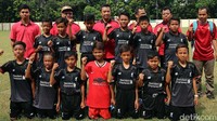Imam Nahrawi foto bersama peserta turnamen sepak bola Grapssi Baznas Menpora Cup 2016.