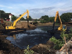 2 Alat Besar di Luar Batang Mulai Keruk Lumpur Kali Krukut