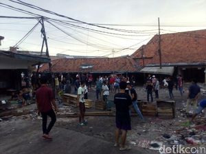 Warga Sempat Blokir Jalan Masuk Pasar Ikan yang Mau Ditertibkan