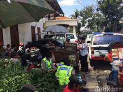 Ratna Sarumpaet Masih Berdiam di Mobilnya yang Dihadang Provost, Polwan Berjaga