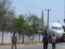 Diangkut Katrol, Pesawat Air India Jatuh Menimpa Tembok di Hyderabad
