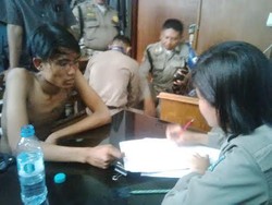 Seorang Pemuda Sakaw Naik Atap Rumah Diamankan Tim Odong-Odong