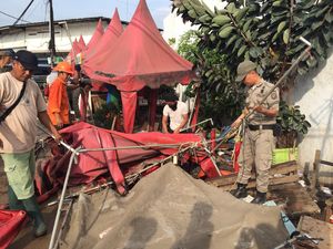 Satpol PP Amankan Warga yang Diduga Memprovokasi di Luar Batang