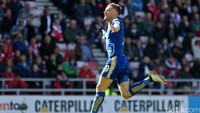 Jamie Vardy merayakan gol saat bertanding melawan Sunderland di Stadium of Light, Minggu (10/4/2016) malam WIB. Russell Cheyne/Reuters/detikFoto.
