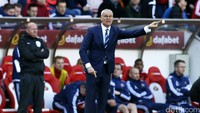Claudio Ranieri memberikan pengarahan kepada para pemain Leicester. Russell Cheyne/Reuters/detikFoto.