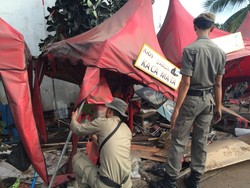 Satpol PP Mulai Bongkar Beberapa Kios yang Kosong di Luar Batang