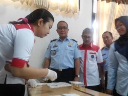 Pegawai Kantor Imigrasi Blitar Tes Urine Mendadak