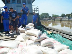 Polda Riau Gagalkan Penyelundupan Puluhan Ton Gula dan Beras asal Malaysia