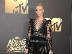 Keluarga Charlize Theron, Ibu Pengedar Ganja dan Ayah Alkoholik