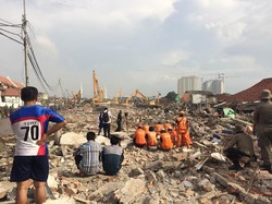 Penampakan Pasar Ikan Luar Batang Luluh Lantak Dihantam Alat Berat