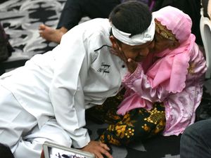 Kecupan Nenek 116 Tahun Jadi Kado Ulang Tahun Bupati Dedi