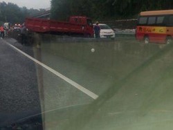 Truk Tabrak Pembatas Jalan di Km 93 Tol Cipularang, Lalin Arah Jakarta Macet