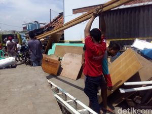 Tak Ada Lagi Perlawanan, Warga yang Tersisa di Luar Batang Mulai Pindahan