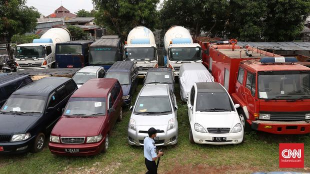 Mobil hasil sitaan KPK di gudang bersama Rumah Penyimpanan Benda Sitaan Negara (rupbasan) Jakarta Timur, Senin, 12 April 2016. Total luas lahan rupbasan ini 3200 meter dengan tampungan 110 mobil dan 35 motor hasil sitaan KPK dan Kejaksaan. (CNN Indonesia/Safir Makki)